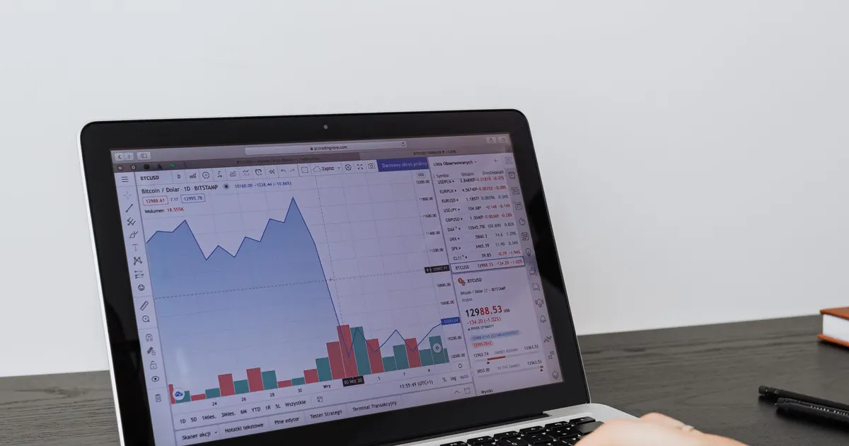 Chủ cửa hàng ngồi xem biểu đồ lượt truy cập trên máy tính xách tay